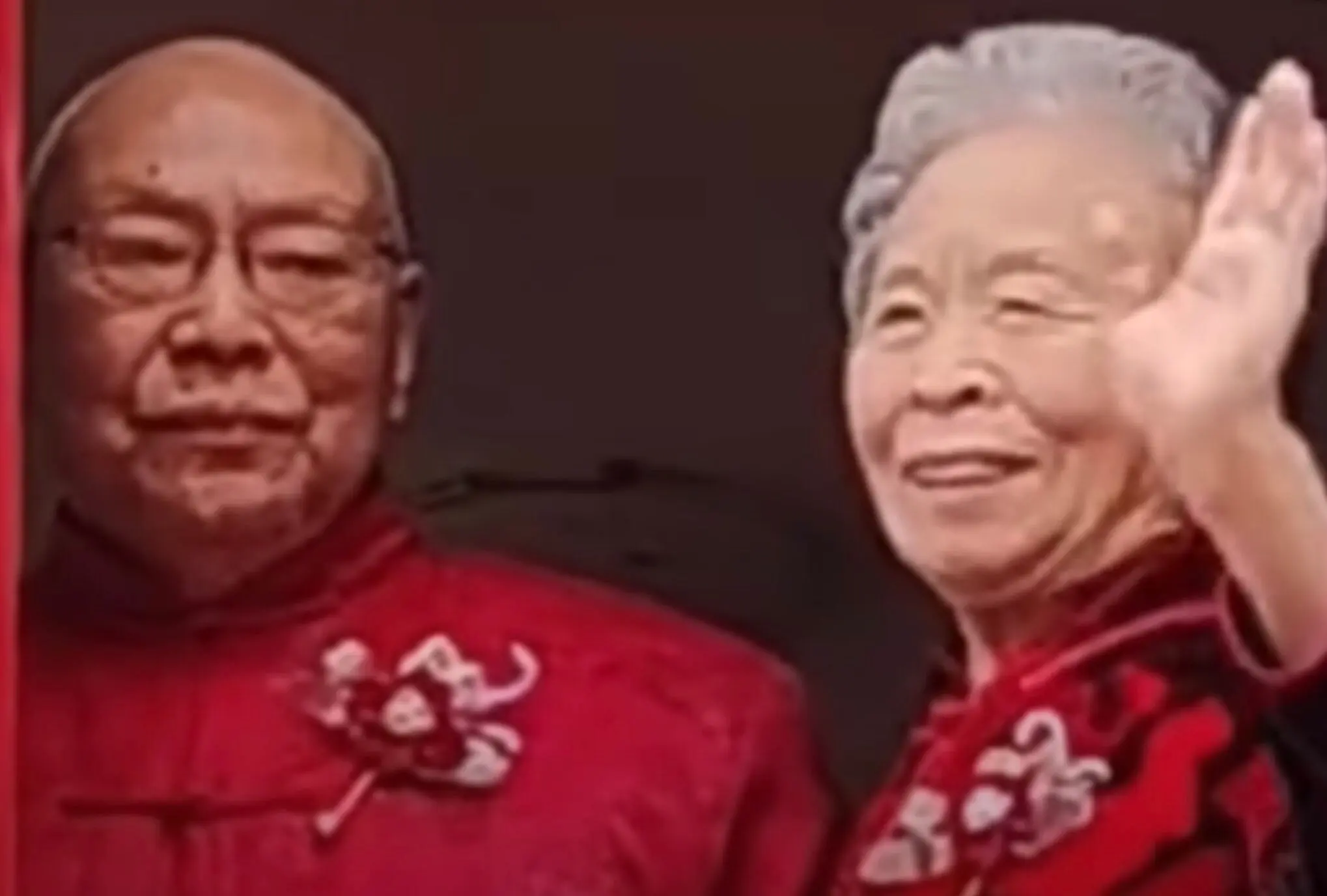 Китайський дідусь, який чекав 60 років, нарешті одружився зі своєю першою коханою. Емоційне відео про цю подію стало вірусним.