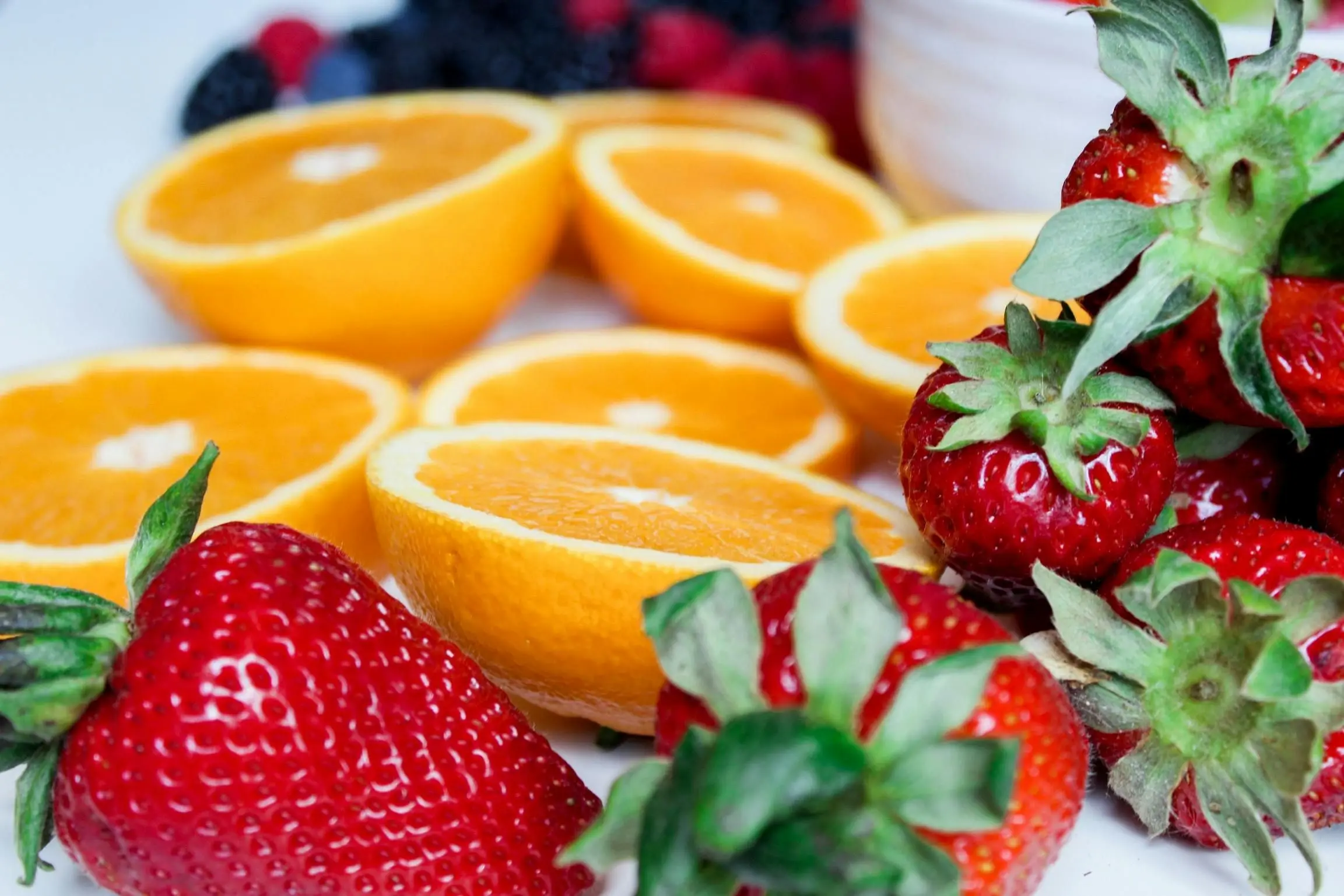 Не лише апельсини: ці п'ять фруктів містять велику кількість вітаміну С.